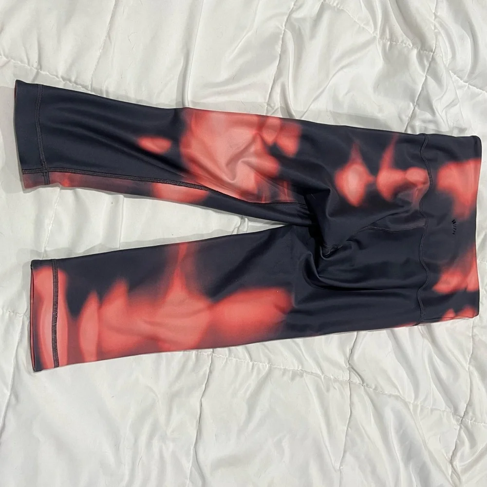 Peloton Legging WITH Heatwave High Rise Capri - Picture 4 of 5